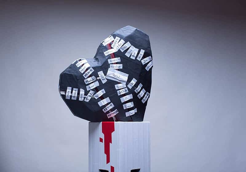 10000-kleine-pflaster-Heart-tape-art-sculpture-music-video-Ostap