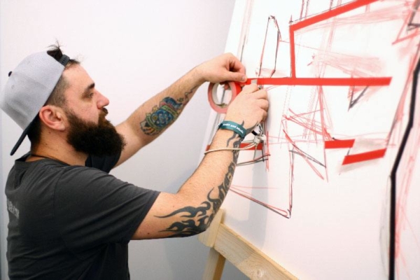 Tape Künstler Ostap bei der Arbeit- Kunstwerk Kleben Wie entsteht Tape Art- Ostap bei der Arbeit