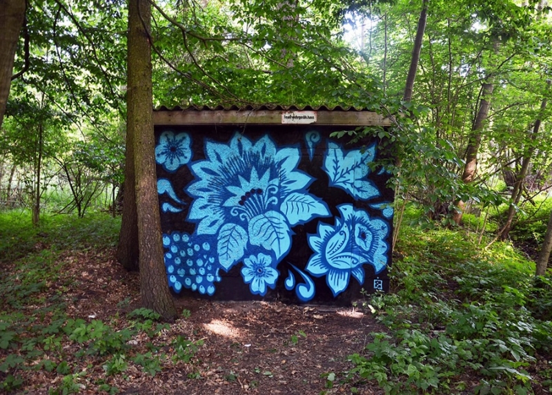 Blaues Khokhloma Muster- Ein Graffiti im Wald-2014