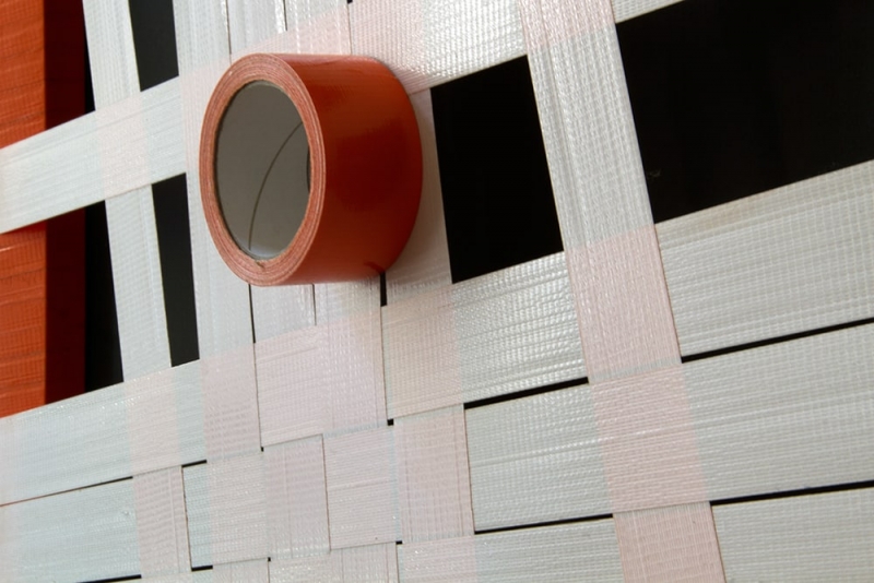 Nahaufnahme von gewebtem Klebeband-Kunstwerk von Tape-Künstler Ostap- Jahr 2012 Orange Struktur-Abstraktes Gewebtes Tape-Art- Künstler Ostap 2012- Nahaufnahme