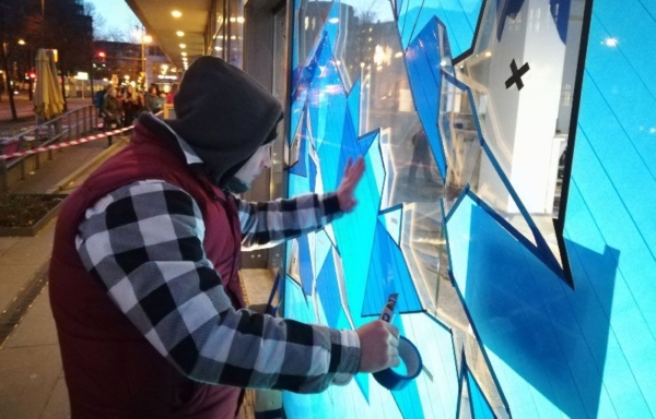 Selfmadecrew bei der Arbeit- So entsteht Tape Kunst Künstler buchen- Selfmadecrew bei der Arbeit