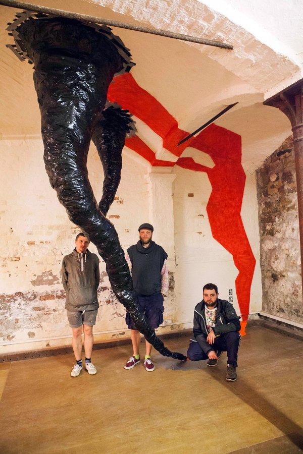 Bild 03-Klebeband-Skulptur-Portable Tornado-Ostap-Tape-Art-Kollektiv-2014