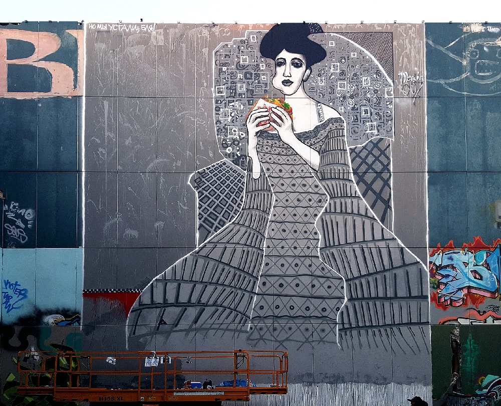 Adele Bloch-Bauer with Döner Kebab- street art mural by Selfmadecrew and Gustav Klimt- Berlin Teufelsberg 2016 Lady in cement-Adele Bloch-Bauer with Kebab- street art by Selfmadecrew- Berlin Teufelsberg 2016