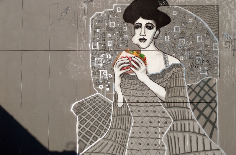 Adele mit Döner Kebab- Street Art Kunstwerk von Selfmadecrew- Abhörstation- Berlin-Teufelsberg- 2016-Nahaufnahme 4