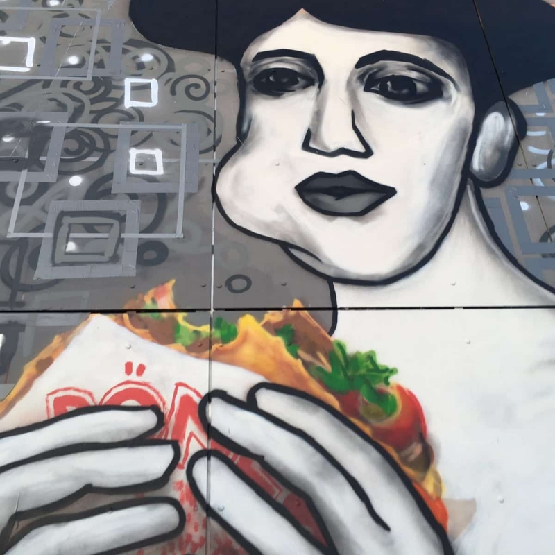 Portrait von Adele Bloch-Bauer mit Döner Kebab- Street Art Kunstwerk - Selfmadecrew- Abhörstation- Berlin-Teufelsberg 2016-Nahaufnahme 4