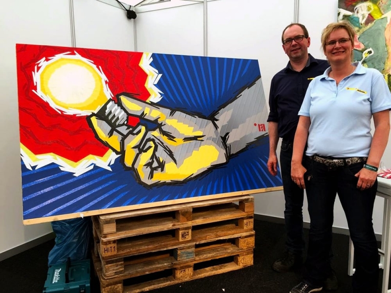 Kunde und sein Tape-Art-Kunstwerk von Selfmadecrew Auftraggeber und sein neues Tape-Art-Kunstwerk von Selfmadecrew- Damme 2017
