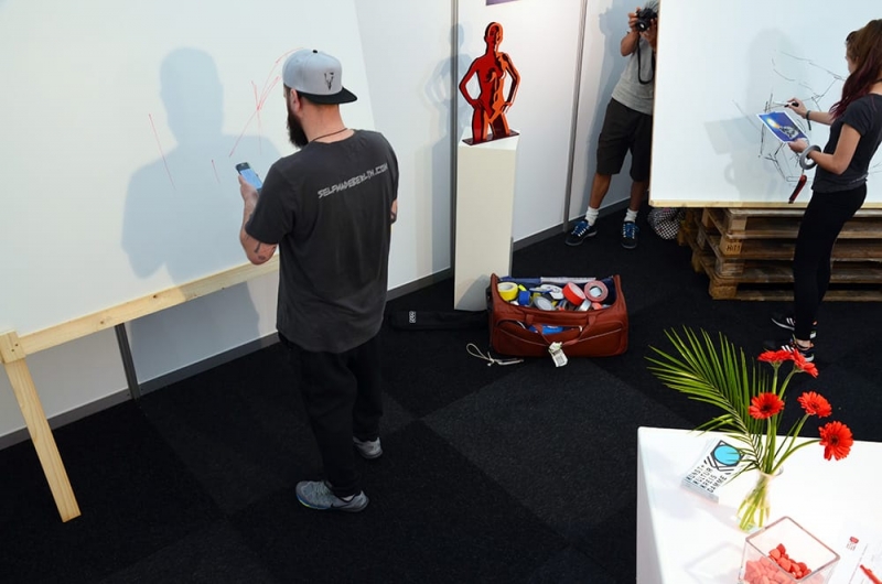 Ostap und Selfmadecrew fangen an zu kleben- Auftrag für Grimme Group- Messe-Damme 2017 