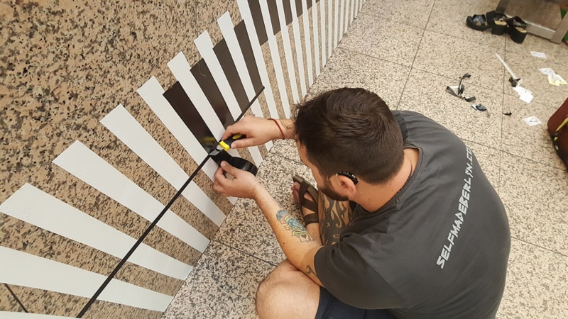 Tape-Artist Ostap klebt live auf dem Street-Art-Festival