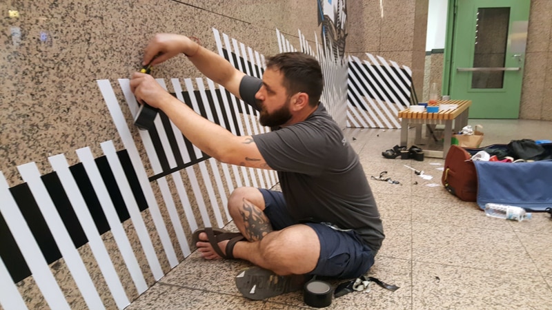 Klebeband-Künstler-Ostap-live-Kleben-Street-Art-Festival-Hamburg-2016