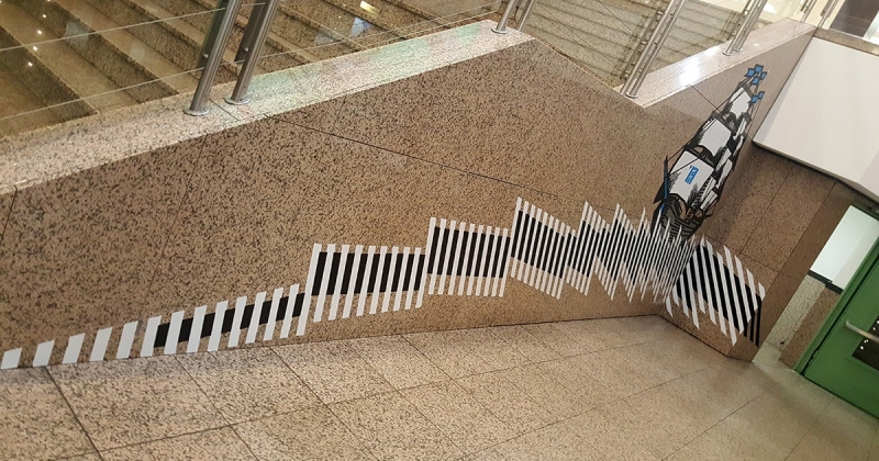 Ein Segelschiff- Tape-Art-Wandgestaltung- Live Kleben auf Festival