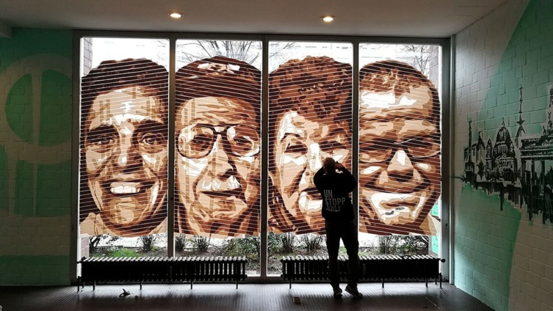 Selfmadecrew Künstler Gomez- fertiges Tape Kunstwerk im Seniorentreff Foyer